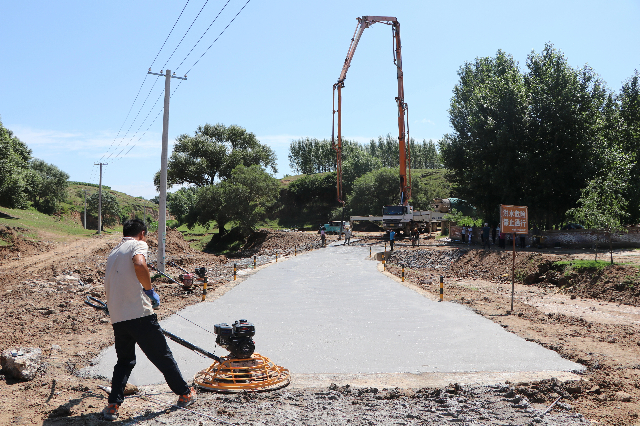先進(jìn)蘇木敖海板嘎查水泥混凝土路面施工現(xiàn)場。梅英攝