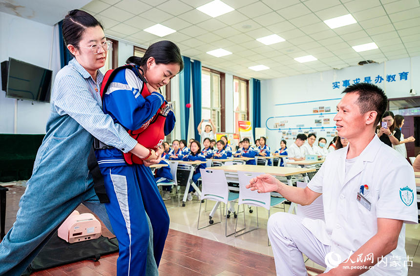 醫護人員在呼和浩特市玉泉區小召小學指導師生練習海姆立克急救法。丁根厚攝