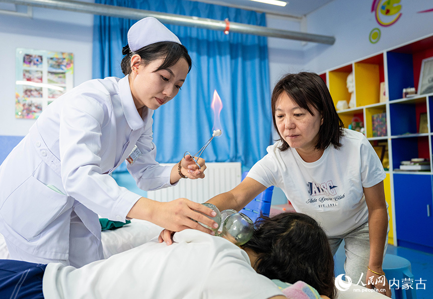 3——2025年9月9日,醫(yī)護人員在呼和浩特市玉泉區(qū)小召小學(xué)為老師們做拔罐治療。丁根厚-攝20250909-DSC_3724