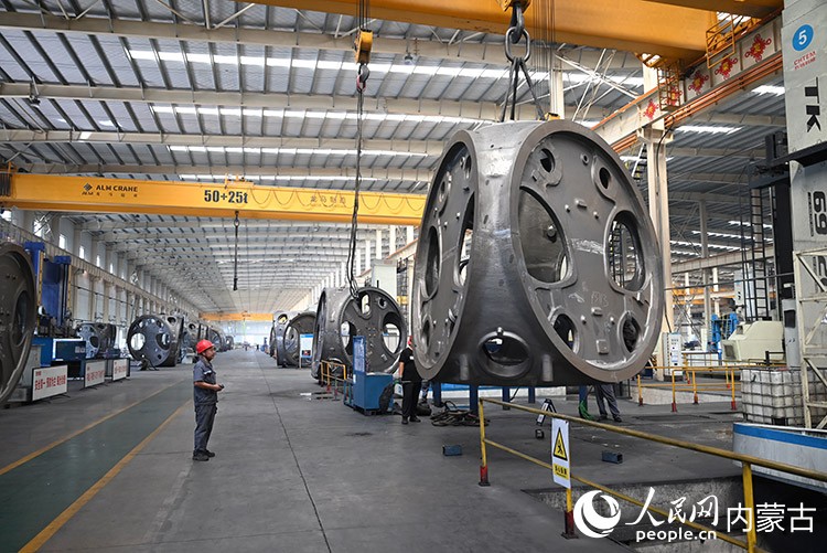 內(nèi)蒙古龍馬重工集團有限公司加工車間。人民網(wǎng)記者 劉藝琳攝