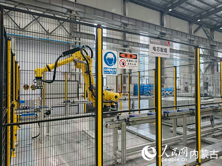 儲能全自動PACK產線上的電芯配組環節。人民網記者 趙夢月攝