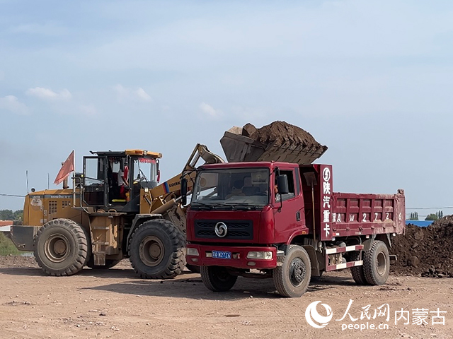 土默特左旗善岱鎮善岱村哈素海退洪渠施工現場。實習生 韓馳攝