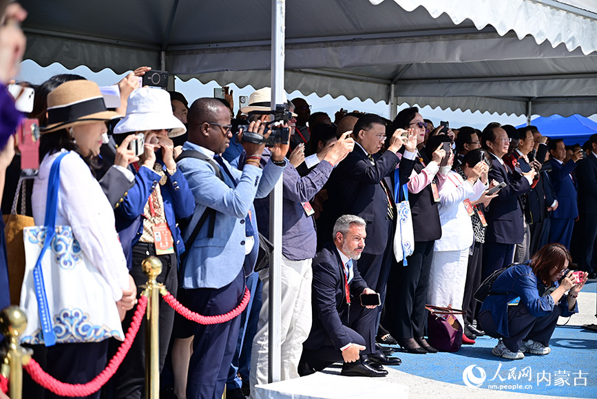 中外嘉賓欣賞小型那達幕特色文化活動。人民網記者 寇雅楠攝