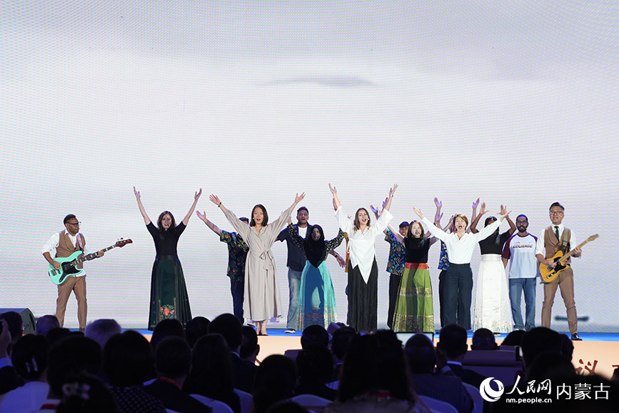 主題展示《從承諾到實踐的全球發(fā)展之路》。人民網(wǎng)記者 苗陽攝