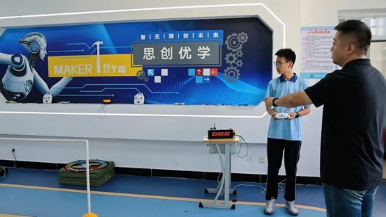 指導(dǎo)教師正在叮囑學(xué)生飛行時(shí)的技巧。張琦攝