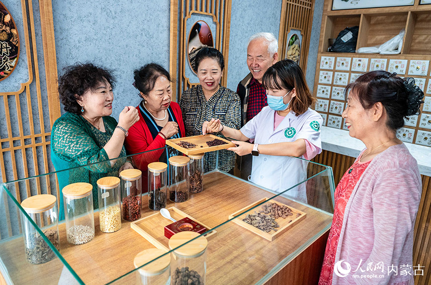 9月11日,醫(yī)護(hù)人員在呼和浩特市玉泉區(qū)石東路街道居家和社區(qū)養(yǎng)老服務(wù)綜合體為老人們講解中醫(yī)藥養(yǎng)生知識。丁根厚攝