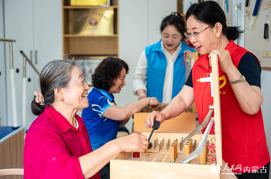 9月11日，工作人員在呼和浩特市玉泉區石東路街道居家和社區養老服務綜合體為老人進行機能評估。丁根厚攝