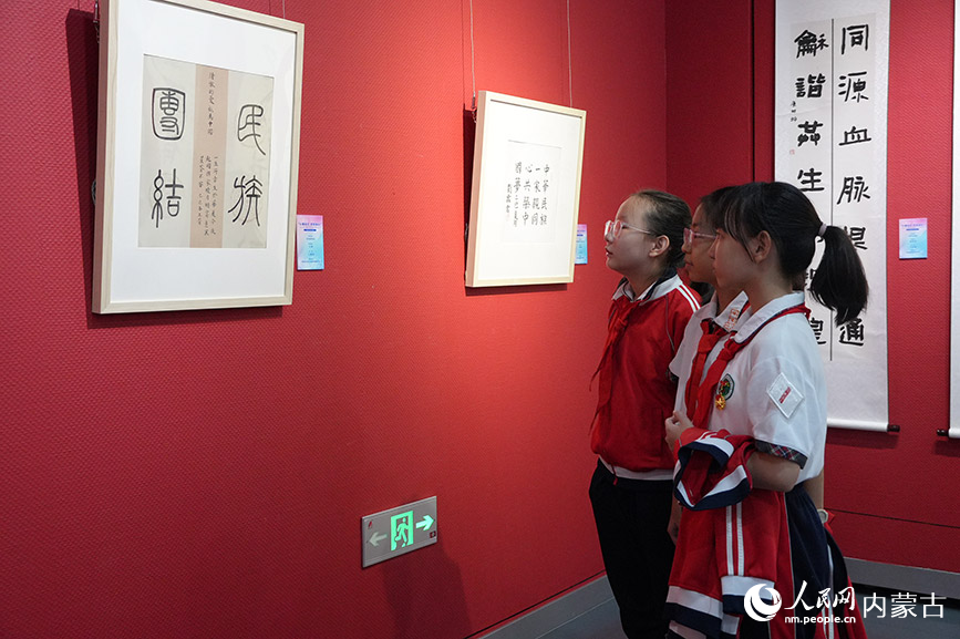 師生欣賞書畫藝術作品。實習生 王正玉攝