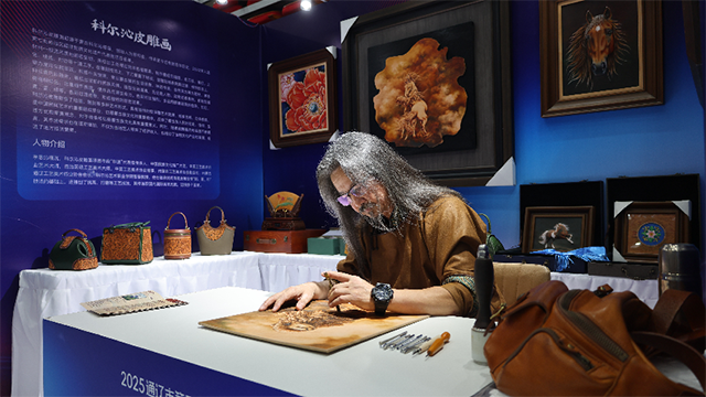 9月8日至9日,內(nèi)蒙古通遼市舉辦第五屆綜合性職業(yè)技能競賽。大賽首次采用“賽展融合”模式,賽場內(nèi)設(shè)8個技能成果展示區(qū),邀請本地知名技能大師、民族工匠現(xiàn)場展示技能創(chuàng)新成果與民族特色工藝,讓更多青年學(xué)者看到“憑技能能出彩、靠手藝能致富”,激發(fā)了全社會對技能人才的尊重與認(rèn)可。