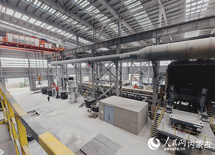 興和三美綠色發(fā)展科技有限公司鐵合金冶煉爐。人民網(wǎng) 孟佳澍攝