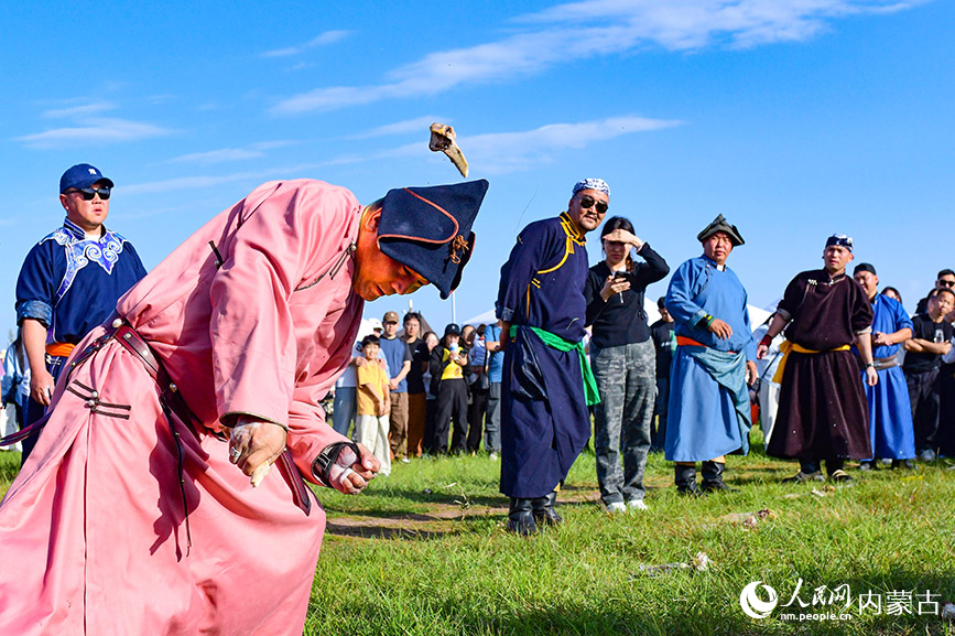 9月13日，參賽選手在“暖城鄂爾多斯城市那達慕”上參加打瑟日比賽。王正攝
