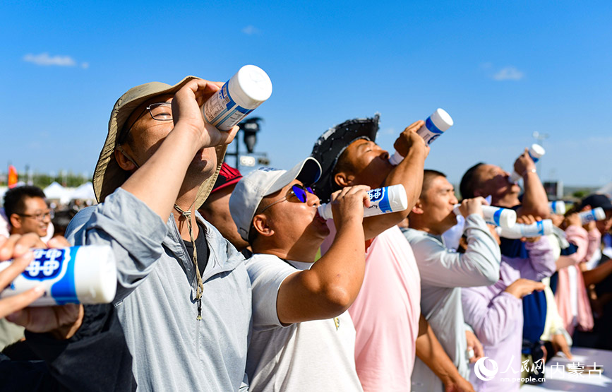 9月13日，參賽選手在“暖城鄂爾多斯城市那達慕”上參加飲馬奶比賽。王正攝