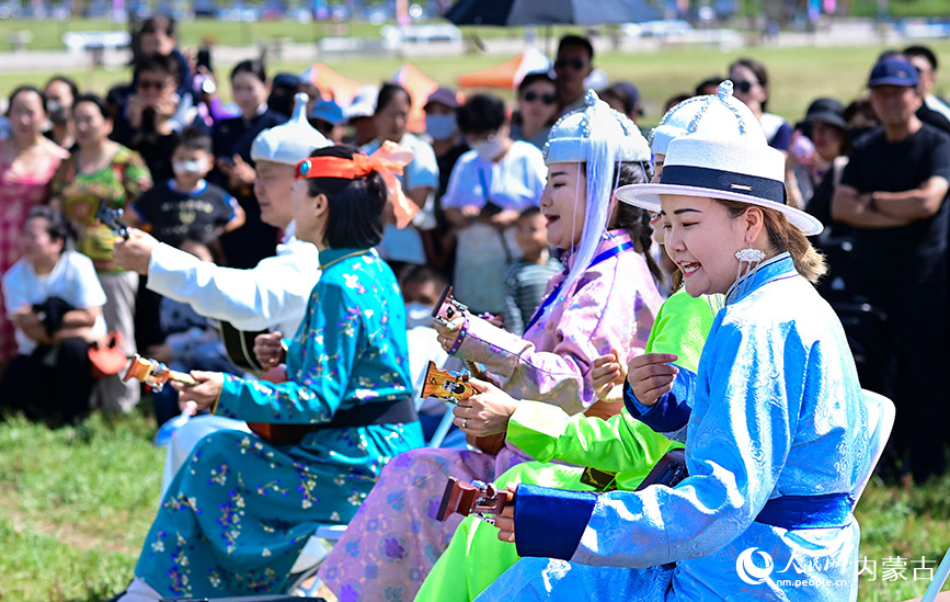 9月13日，演員在“暖城鄂爾多斯城市那達慕”上表演。王正攝