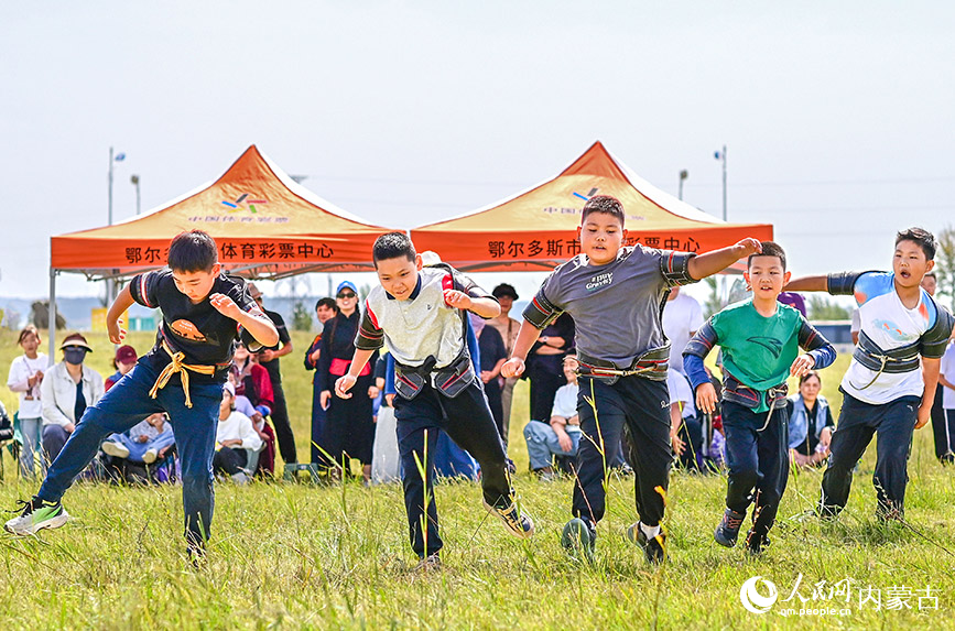 9月13日，小選手在“暖城鄂爾多斯城市那達慕”上參加搏克比賽。王正攝