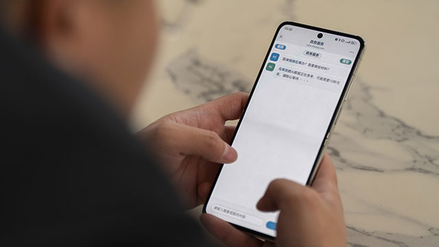 指尖辦政務。德勒嘿攝