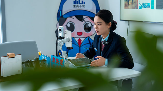 直播講政策、辦業務。德勒嘿攝