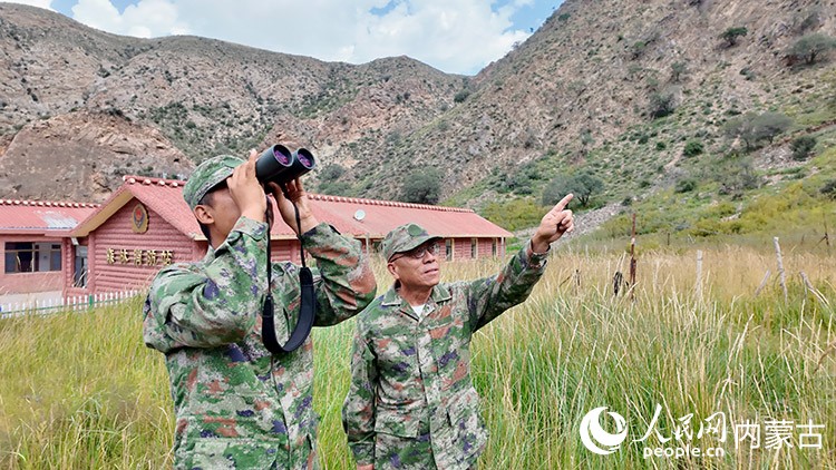李國(guó)民用望遠(yuǎn)鏡觀察雪嶺子情況。人民網(wǎng)記者 齊浩男攝