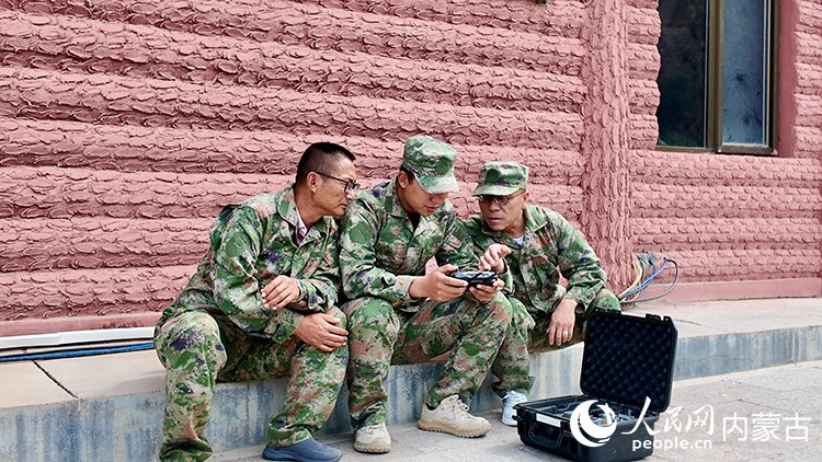 護(hù)林員用無(wú)人機(jī)巡山。人民網(wǎng)記者 齊浩男攝