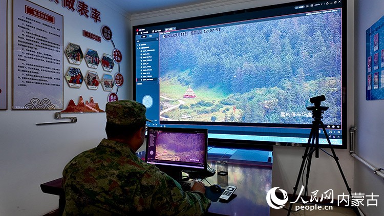 工作人員通過(guò)智能監(jiān)控，時(shí)刻了解保護(hù)區(qū)情況。人民網(wǎng)記者 齊浩男攝