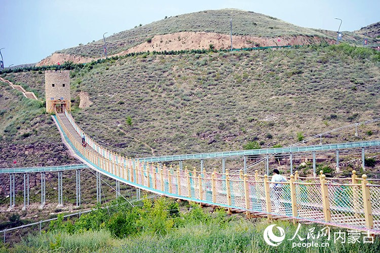 準格爾旗黃河大峽谷內步步驚心吊橋。人民網記者 苗陽攝