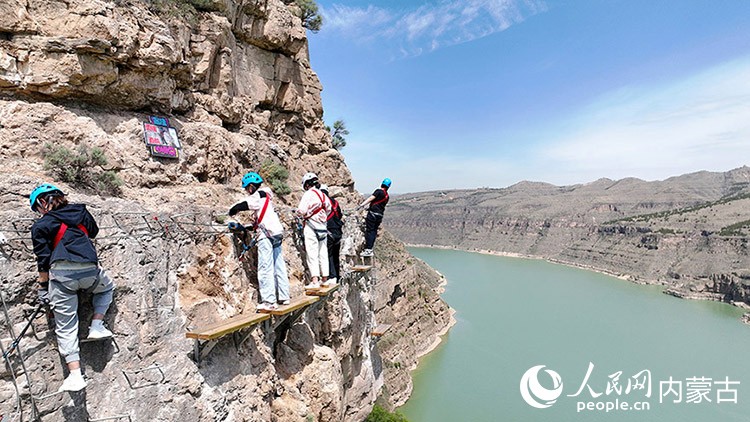 準格爾旗黃河大峽谷景區內飛拉達游玩項目。受訪單位供圖