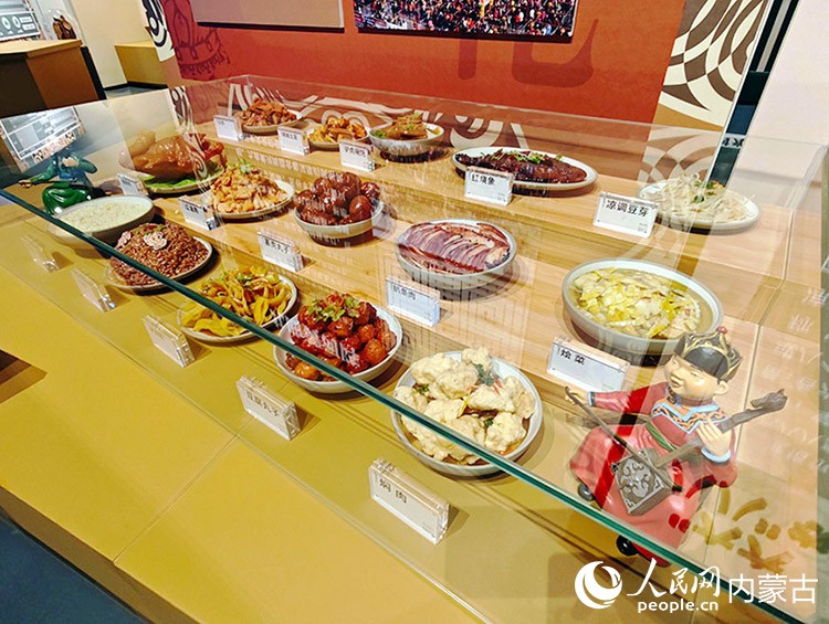 準格爾旗黃河文化館內準格爾旗傳統美食-”六六八八“農家宴席展。人民網記者 張雪冬攝