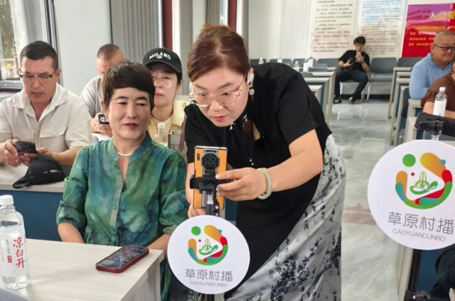 直播教學老師對農牧民主播進行手把手教學。塔娜攝