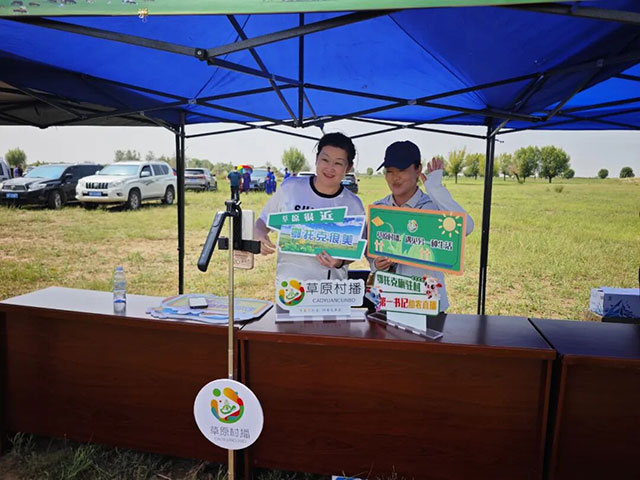 烏蘭鎮(zhèn)政府黨委委員、宣傳委員與駐村第一書記共同進(jìn)行直播，為家鄉(xiāng)特產(chǎn)代言。馬濤攝