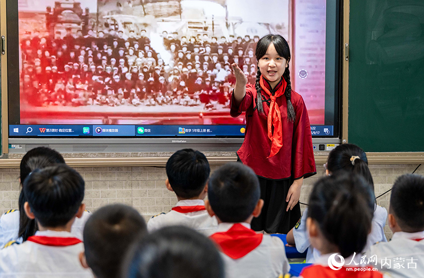內蒙古呼和浩特市玉泉區五塔寺東街小學學生在“心系國防 強國有我”主題班隊會上講述抗戰小故事。丁根厚攝