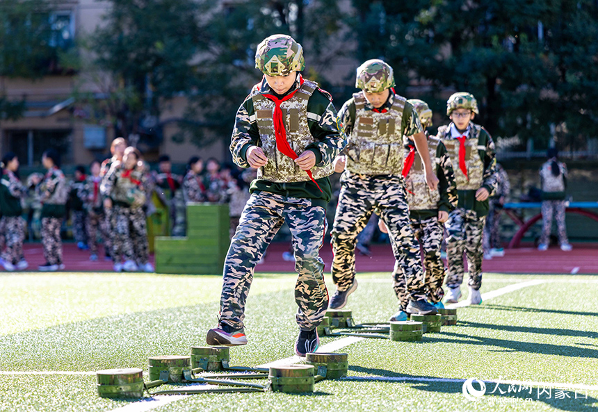 內(nèi)蒙古呼和浩特市玉泉區(qū)五塔寺東街小學(xué)學(xué)生在“心系國防 強國有我”主題教育活動現(xiàn)場參加五步樁項目的比拼。丁根厚攝