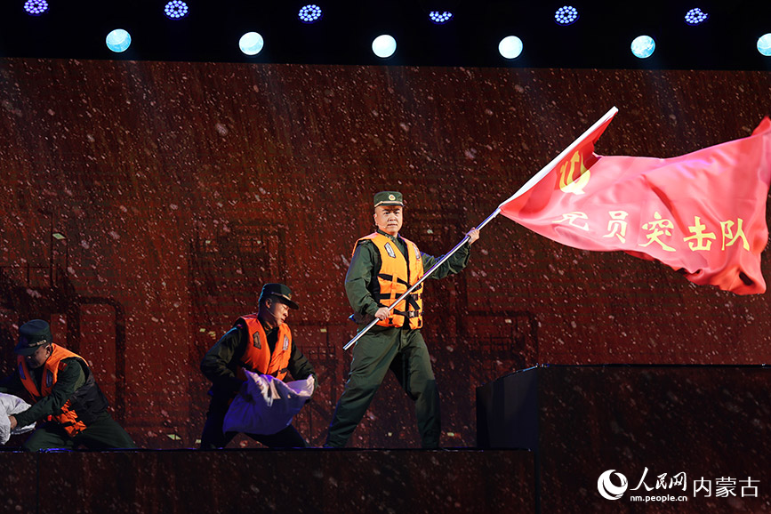 《黨旗下的蒙古馬》在呼和浩特市上演。武警內蒙古總隊供圖