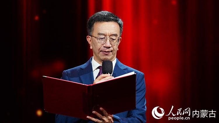 宣讀對(duì)楊選春的致敬詞。主辦方供圖
