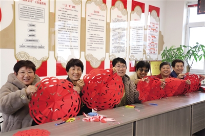 為村民開展剪紙培訓。