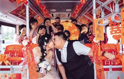 公交婚車新人甜蜜瞬間。