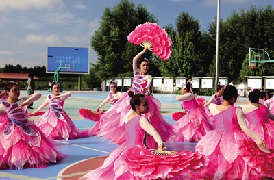 開展文藝匯演活動。