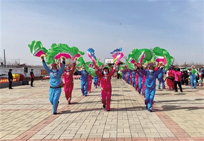 群眾積極參與秧歌比賽。