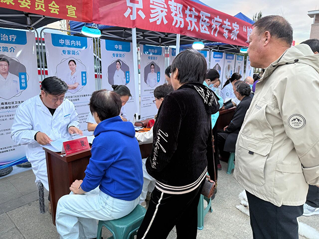 群眾在排隊等候問診。