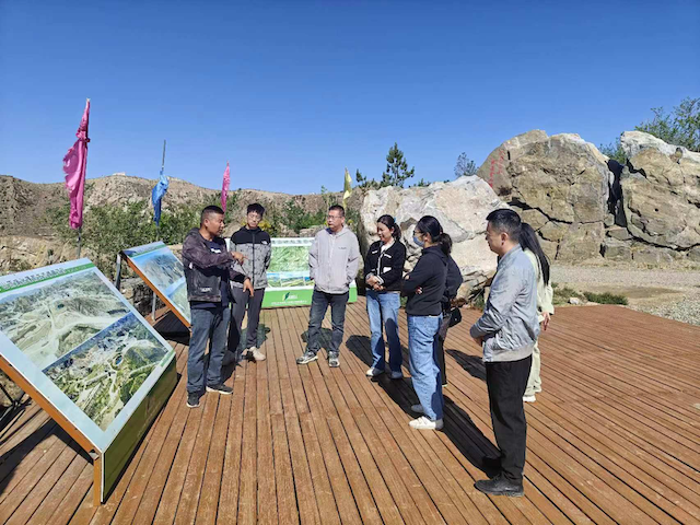 科技特派員團(tuán)隊(duì)會(huì)同企業(yè)進(jìn)行實(shí)地考察。劉相伯?dāng)z