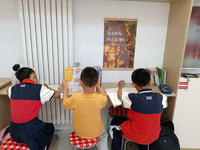 市場黨組織為商戶子女設置“學習角”。王英嵐攝