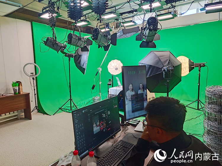 直播帶貨現(xiàn)場。人民網(wǎng)記者 劉藝琳攝