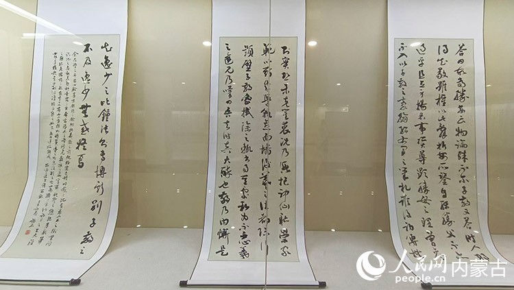 呼和浩特市大青山景區大型石刻內容書寫原作。實習生 王正玉攝