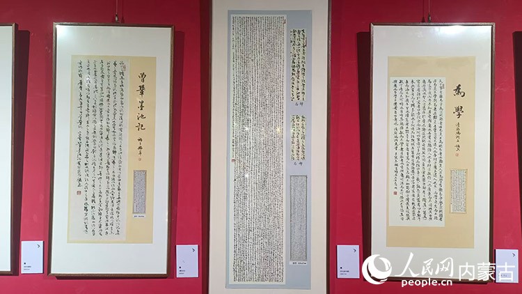 呼和浩特市大青山景區大型石刻內容書寫原作。實習生 王正玉攝