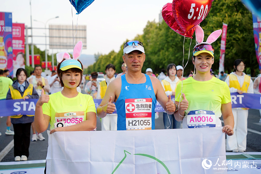 賽前合影。人民網記者 張雪冬攝