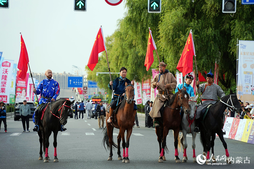 賽前馬隊助威。人民網記者 張雪冬攝