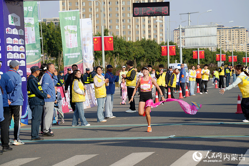 選手沖過終點。人民網記者 張雪冬攝