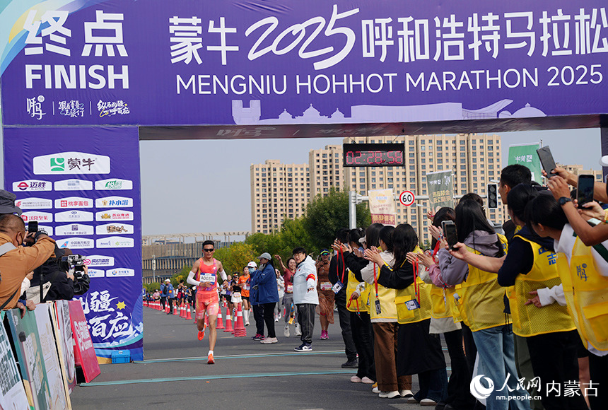 選手沖過終點。人民網(wǎng)記者 張雪冬攝