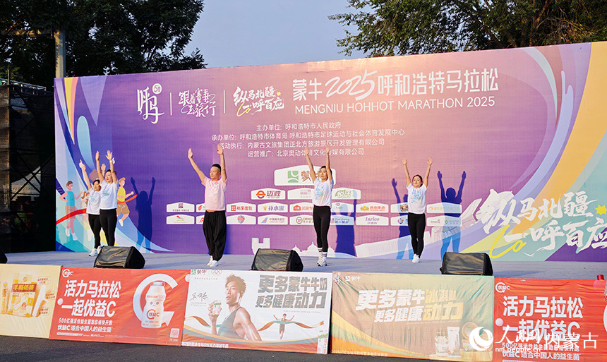 賽前熱身。人民網記者 張雪冬攝