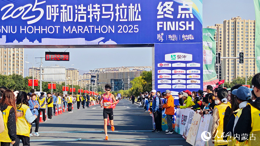 選手沖過終點。人民網記者 張雪冬攝