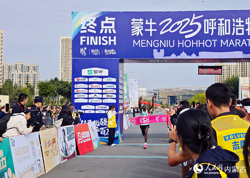 選手沖過終點(diǎn)。人民網(wǎng)記者 張雪冬攝