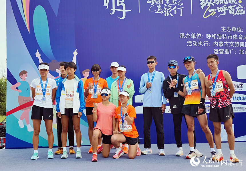 賽后選手合影留念。人民網記者 張雪冬攝